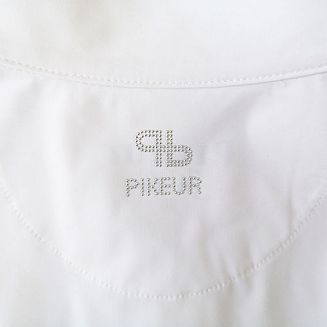 Z tyłu koszuli delikatne logo PIKEUR wykonane srebrnymi dżetami.