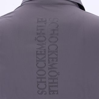 Na plecach perforowany napis SCHOCKEMÖHLE, zwiększający wentylację i umożliwiający lepsze odprowadzanie potu.